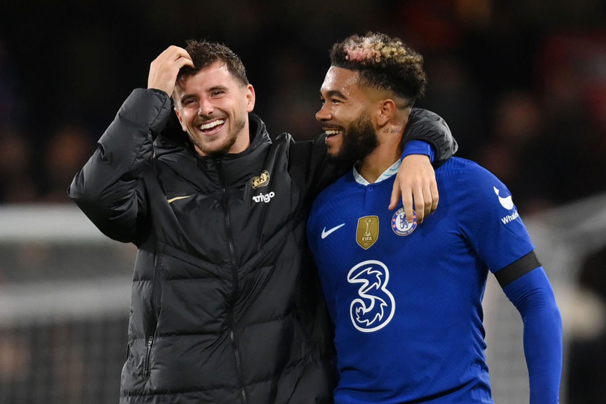 Mount (trái), James... Mount (trái), James...