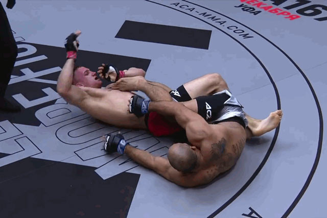 Evgeniy Galochkin (trái) bẻ chân cực hiểm. Evgeniy Galochkin (trái) bẻ chân cực hiểm.