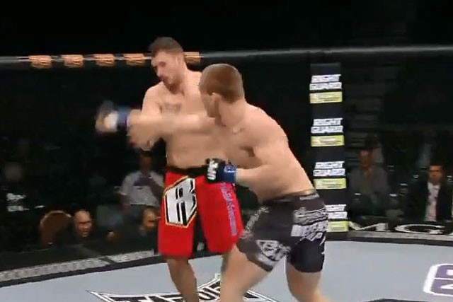 Cú đấm chính xác của Phil De Fries.