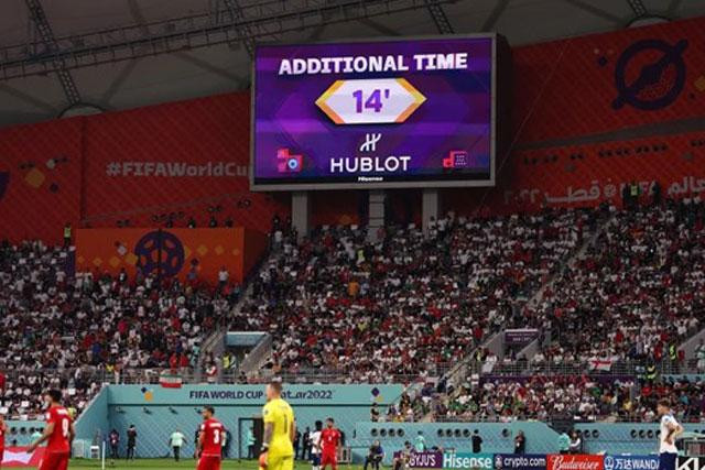10. Những phút bù giờ khó tin. Tính trước vòng bán kết, World Cup 2022 đã có tới 563 phút bù giờ và chỉ riêng trong trận đấu giữa Anh và Iran đã có 27 phút được cộng thêm vào 90 phút thi đấu. Theo quyết định của FIFA, điều này là để bù cho tất cả thời gian bóng chết. 10. Những phút bù giờ khó tin. Tính trước vòng bán kết, World Cup 2022 đã có tới 563 phút bù giờ và chỉ riêng trong trận đấu giữa Anh và Iran đã có 27 phút được cộng thêm vào 90 phút thi đấu. Theo quyết định của FIFA, điều này là để bù cho tất cả thời gian bóng chết.