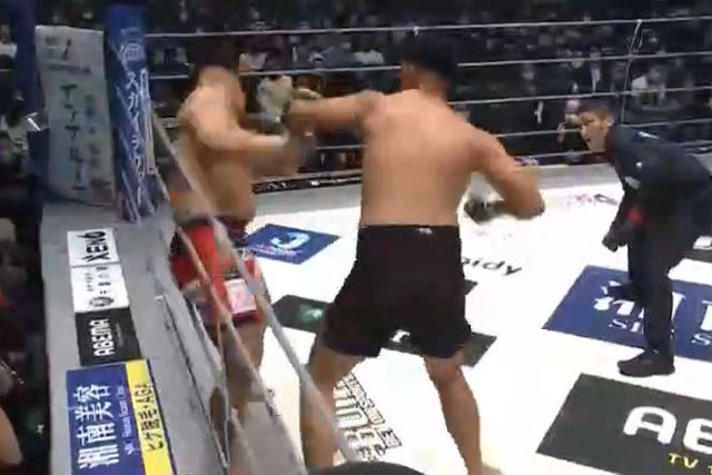 Junior Tafa ra đòn chính xác.