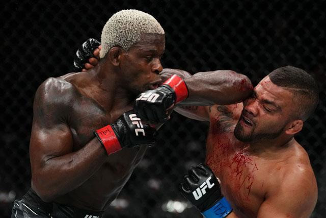 Phil Hawes ra đòn khiến đối thủ đổ máu khá nhiều.