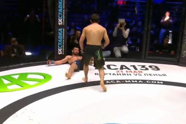 Rasul Mirzaev bất tỉnh sau cú ra đòn của võ sĩ Nga. Rasul Mirzaev bất tỉnh sau cú ra đòn của võ sĩ Nga.