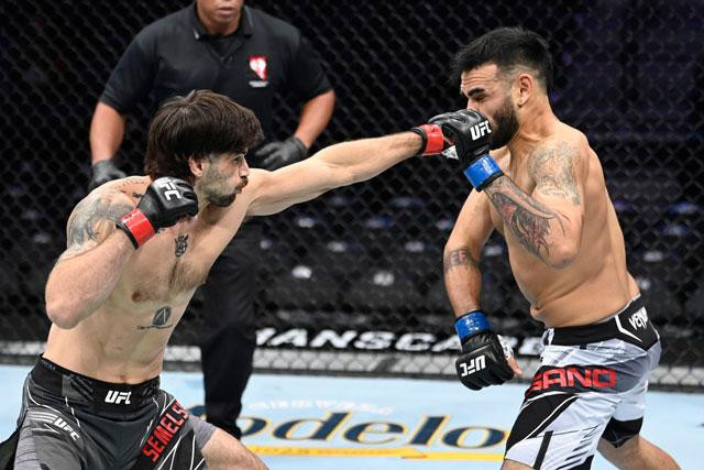 Matt Semelsberger tung ra một cú đấm duy nhất để hạ gục Martin Sano. Matt Semelsberger tung ra một cú đấm duy nhất để hạ gục Martin Sano.