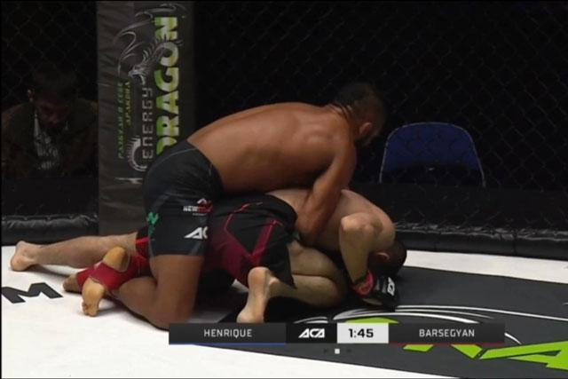 Charles Henrique khóa chặt đối thủ. Charles Henrique khóa chặt đối thủ.