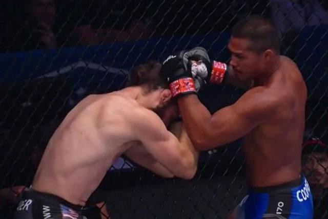 Ray Cooper III (phải) ra đòn về phía đối thủ.