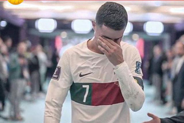 Ronaldo bật khóc trên đường tới phòng thay đồ. Ronaldo bật khóc trên đường tới phòng thay đồ.