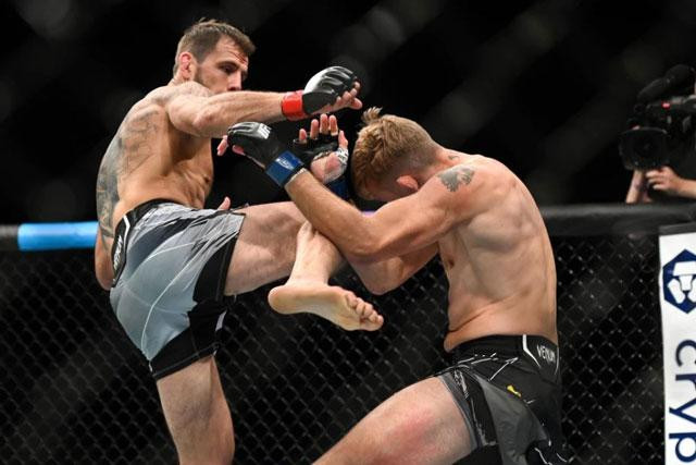 Nikita Krylov tung cú lên gối chính xác. Nikita Krylov tung cú lên gối chính xác.