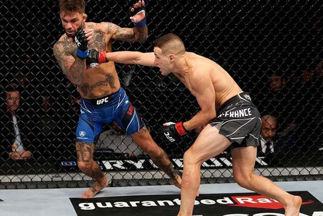 Kai Kara-France ra đòn về phía đối thủ. Kai Kara-France ra đòn về phía đối thủ.