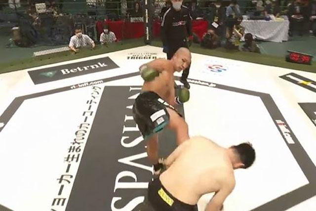 Ryugo hạ knock-out đối thủ. Ryugo hạ knock-out đối thủ.