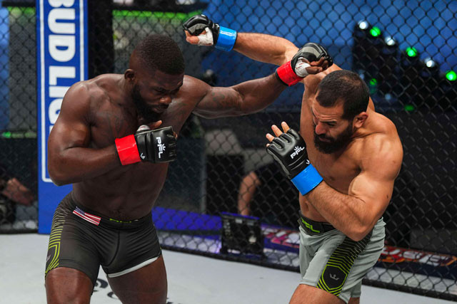 Impa Kasanganay (trái) ra đòn chính xác.