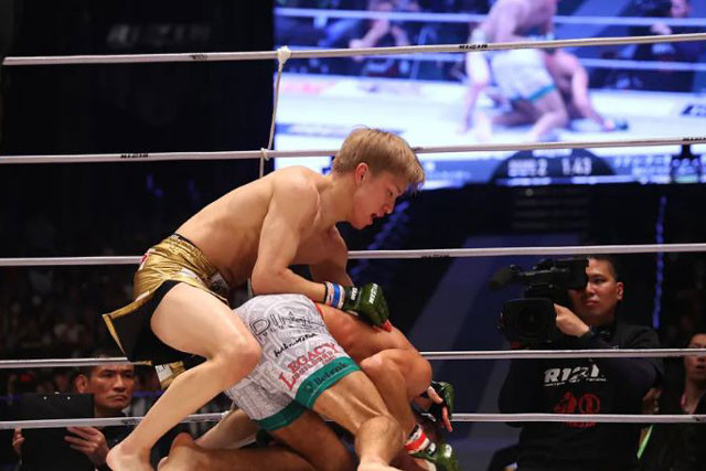 Kai Asakura đấm gục đối thủ. Kai Asakura đấm gục đối thủ.