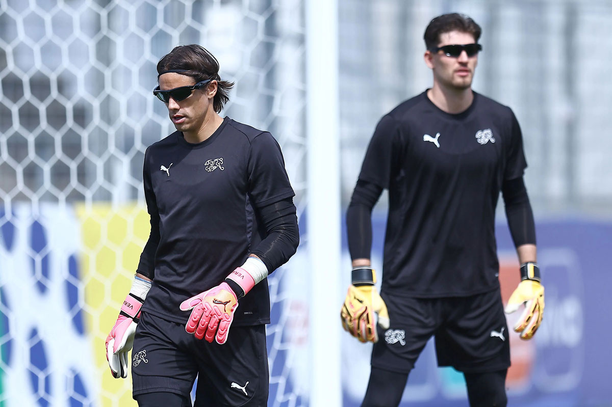 Yann Sommer và Gregor Kobel (phải) đeo kính râm khi tập luyện. Yann Sommer và Gregor Kobel (phải) đeo kính râm khi tập luyện.