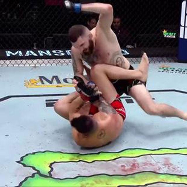 Michal Oleksiejczuk đấm gục Cody Brundage.