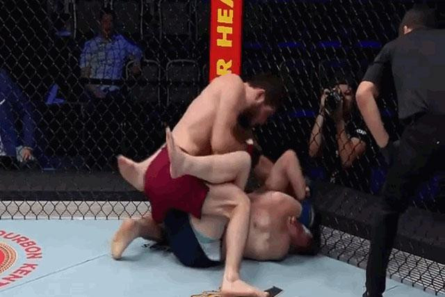 Nurullo Aliev hạ knock-out Josh Wick.