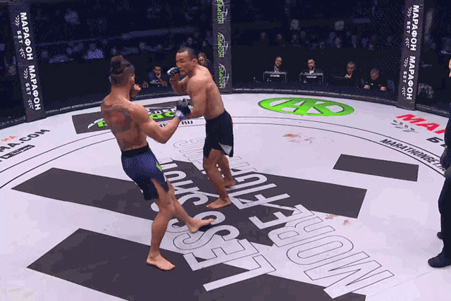 Alimardan Abdykaarov (phải) ra đòn chính xác. Alimardan Abdykaarov (phải) ra đòn chính xác.