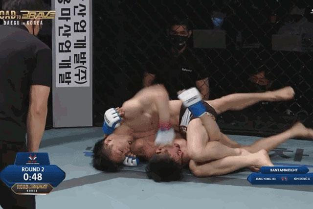 Kim Dong Il ra đòn hạ gục đối thủ. Kim Dong Il ra đòn hạ gục đối thủ.