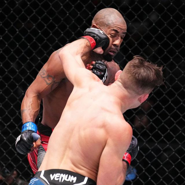 Drew Dober ra đòn chính xác.