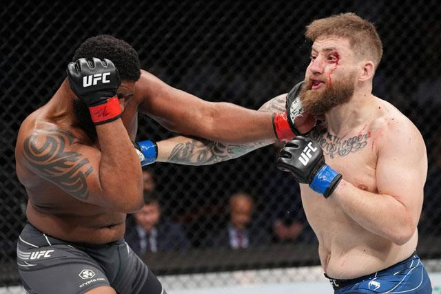Curtis Blaydes (trái) đấm gục đối thủ.