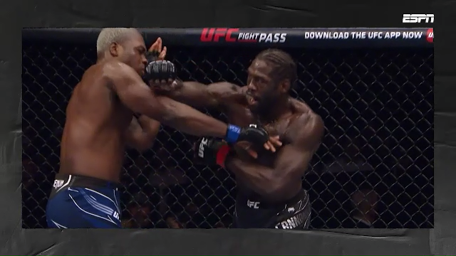 Jared Cannonier (phải) đã có màn lội ngược dòng ngoạn mục.