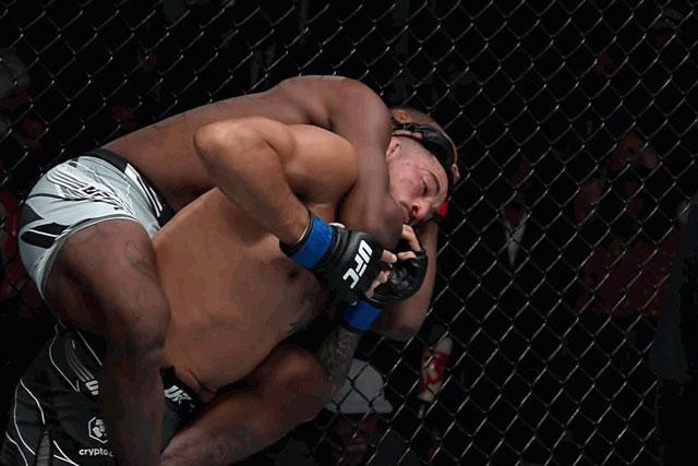 Terrance McKinney siết cổ Erick Gonzalez. Terrance McKinney siết cổ Erick Gonzalez.