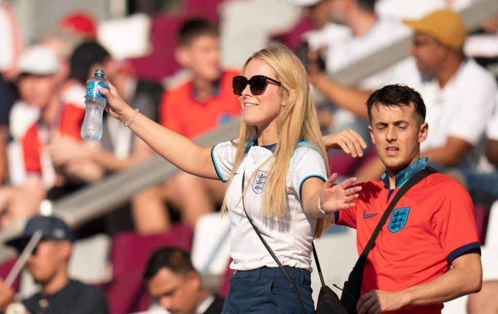 Fan nữ trên khán đài sân Al Bayt trước trận Anh Mỹ.