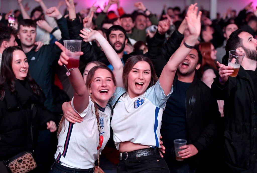 Sự cuồng nhiệt bên ngoài fan zone.