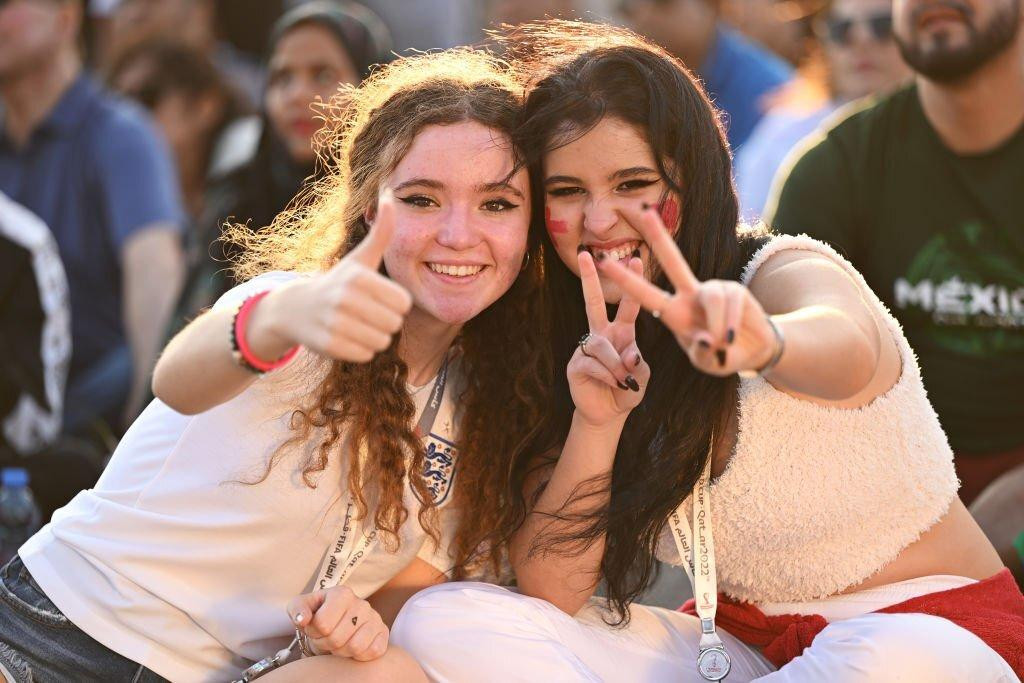 Hai CĐV tạo dáng trước ống kính.