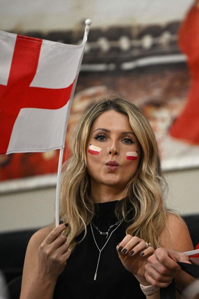 Nữ CĐV trên khán đài sân Ahmad bin Ali để cổ vũ ĐT Anh so tài với Xứ Wales.