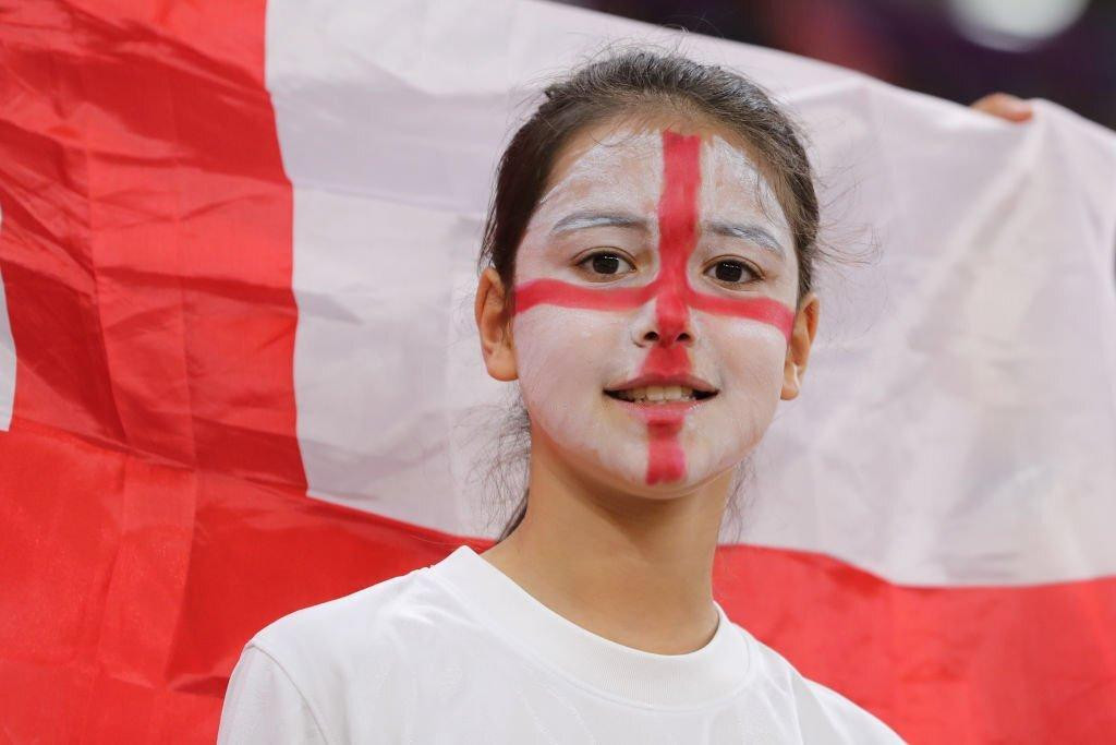 Fan nhí vẽ Quốc kỳ lên mặt.