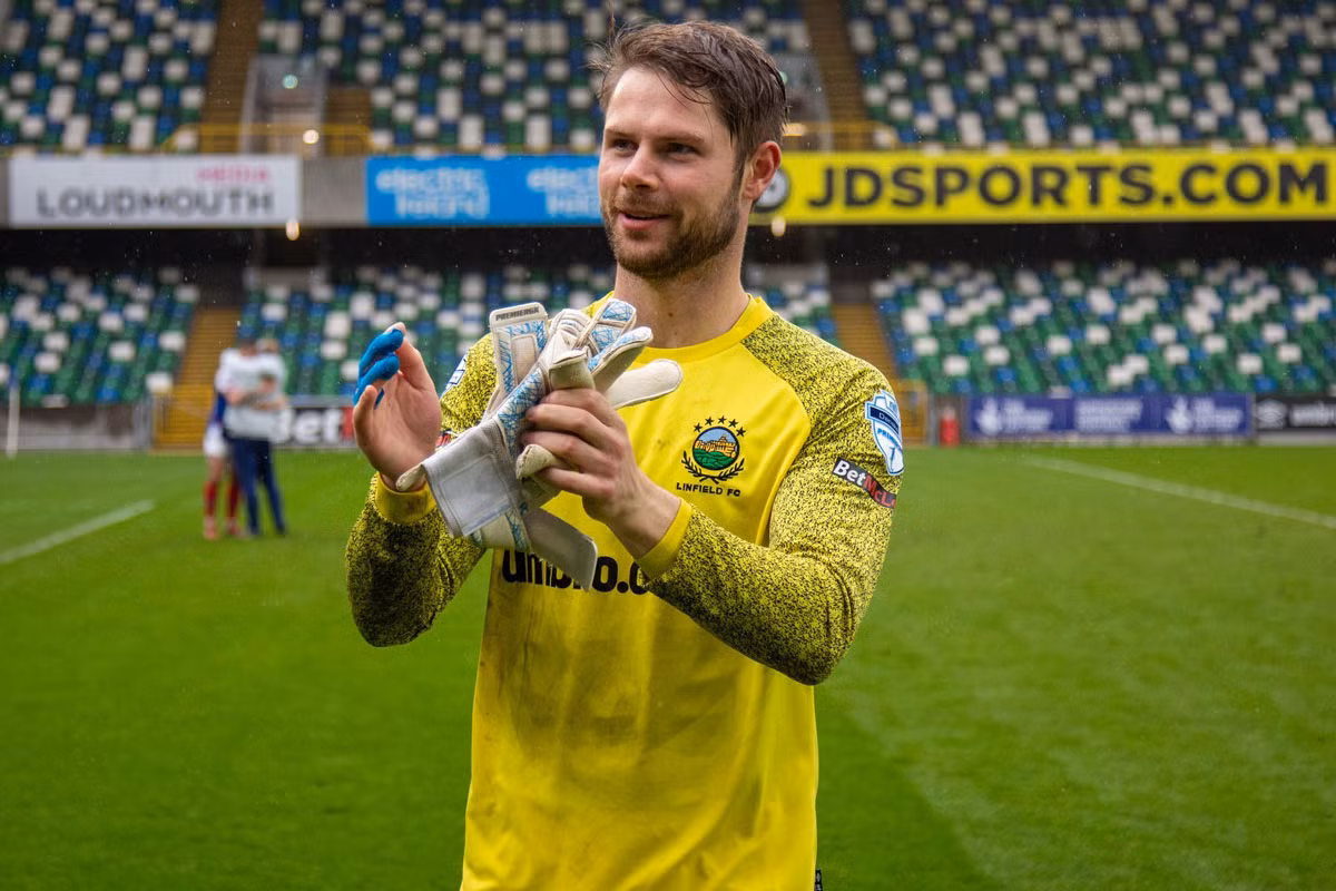 9. Chris Johns (Linfield FC, số trận thi đấu ở cấp độ CLB từ đầu mùa giải 2022/23 đến nay: 44, tổng số phút đã thi đấu: 4.003).