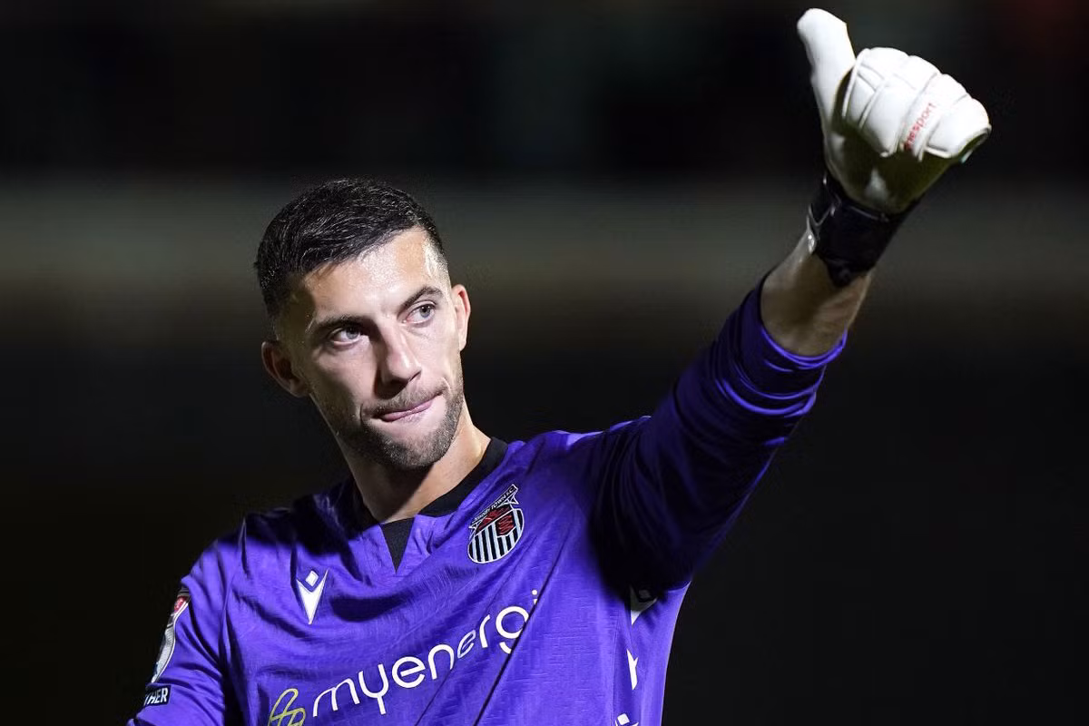 =4. Max Crocombe (Grimsby Town, ĐT New Zealand, số trận thi đấu ở cấp độ CLB và ĐTQG từ đầu mùa giải 2022/23 đến nay: 45, tổng số phút đã thi đấu: 4.080).