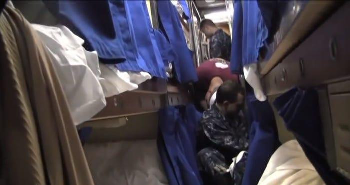 Sau khi tàu ngầm lặn hoàn toàn, cuộc sống của các thủy thủ diễn ra theo lịch trình 18 giờ, chia làm 3 ca, mỗi ca 6 giờ bao gồm 1 ca để ngủ, 1 ca làm nhiệm vụ canh chừng và 1 ca cho các hoạt động giải trí, thư giãn.