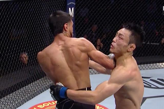 Chris Gutierrez đấm trúng mặt Batgerel Danaa. Chris Gutierrez đấm trúng mặt Batgerel Danaa.