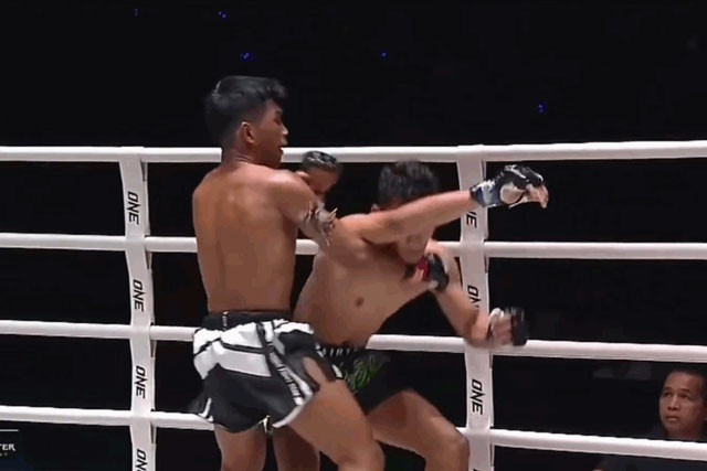 Samingdam Looksuan (trái) ra đòn chính xác. Samingdam Looksuan (trái) ra đòn chính xác.