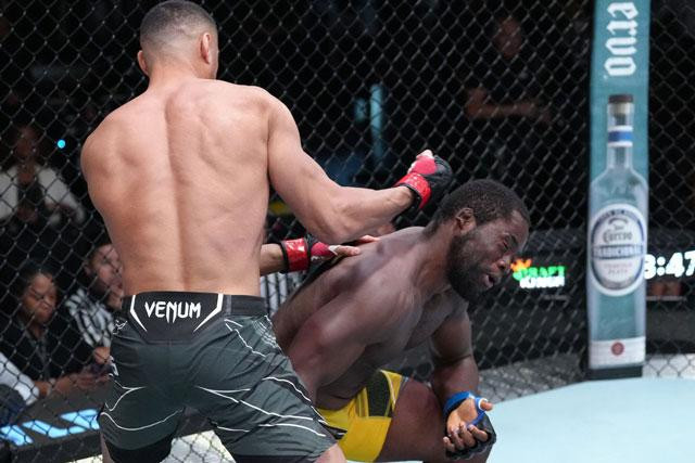 Carlos Ulberg đấm gục đối thủ. Carlos Ulberg đấm gục đối thủ.