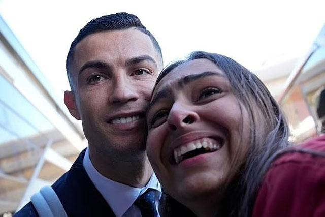 Ronaldo tươi cười chụp ảnh cùng nữ CĐV.