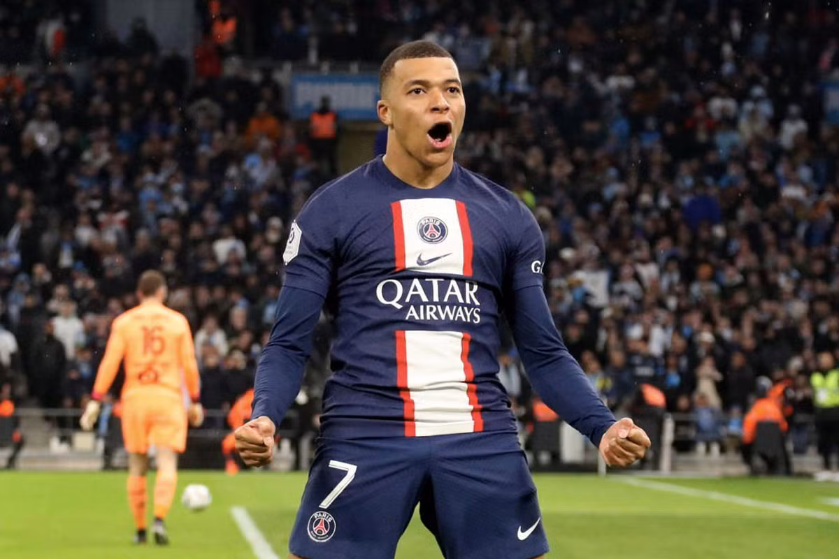 1. Kylian Mbappe (AS Monaco sang Paris Saint-Germain tháng 7/2018, lúc 19 tuổi, giá chuyển nhượng: 180 triệu euro).