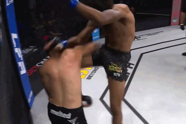 Cú lên gối của Lucas Clay.