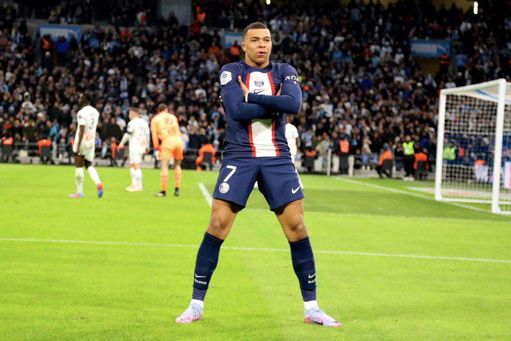 2. Kylian Mbappe (PSG, mức lương: 125 triệu USD/năm). 2. Kylian Mbappe (PSG, mức lương: 125 triệu USD/năm).