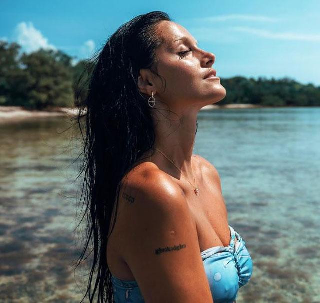 Oriana Sabatini – bạn gái Paulo Dybala. Oriana Sabatini bắt đầu hẹn hò với Paulo Dybala khi anh chuyển đến Juventus vào năm 2015. Hiện tại, chân dài 26 tuổi đang là diễn viên, ca sĩ kiêm người mẫu.