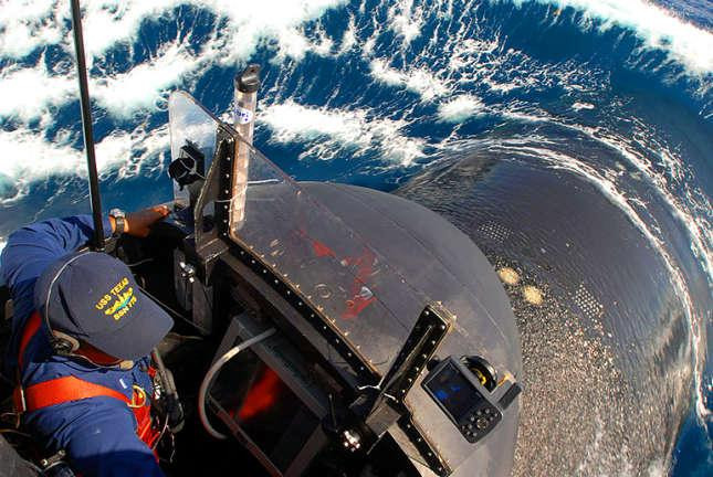 Để làm chủ những chiếc tàu ngầm, các thủy thủ phải học tập, rèn luyện vô cùng vất vả. Để làm chủ những chiếc tàu ngầm, các thủy thủ phải học tập, rèn luyện vô cùng vất vả.