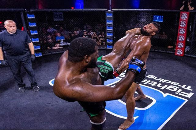 Rakim Cleveland tung cú đá chuẩn xác.