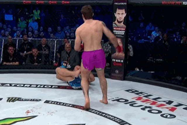 Andy Manzolo ngã ngửa sau cú đấm của Norbert Novenyi Jr. Andy Manzolo ngã ngửa sau cú đấm của Norbert Novenyi Jr.