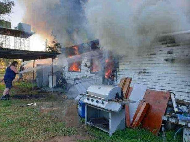 Hàng xóm đã cố gắng dập lửa, nhưng không cứu được ngôi nhà của gia đình Rebekah.