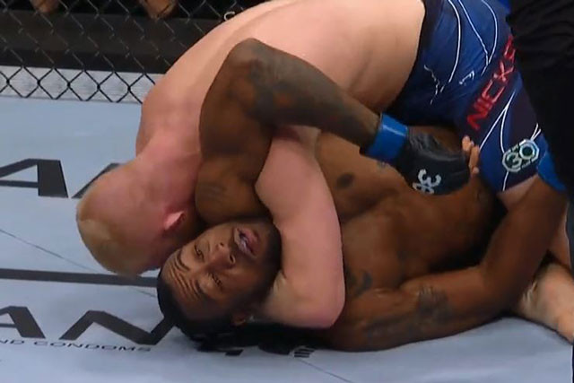 Bo Nickal siết cổ đối thủ.