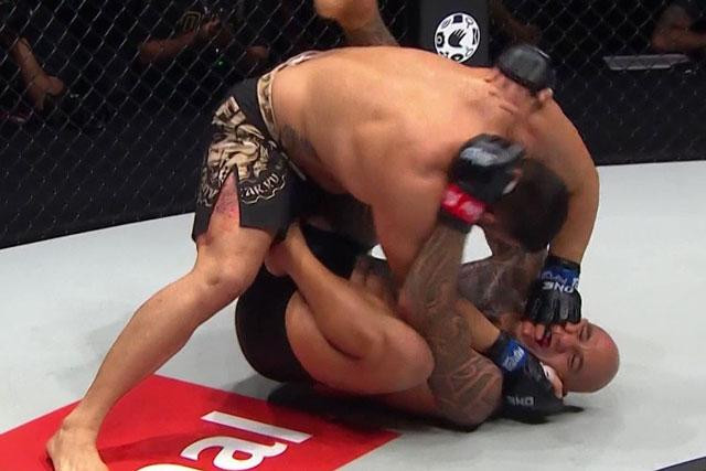 Amir Aliakbari quật ngã đối thủ.