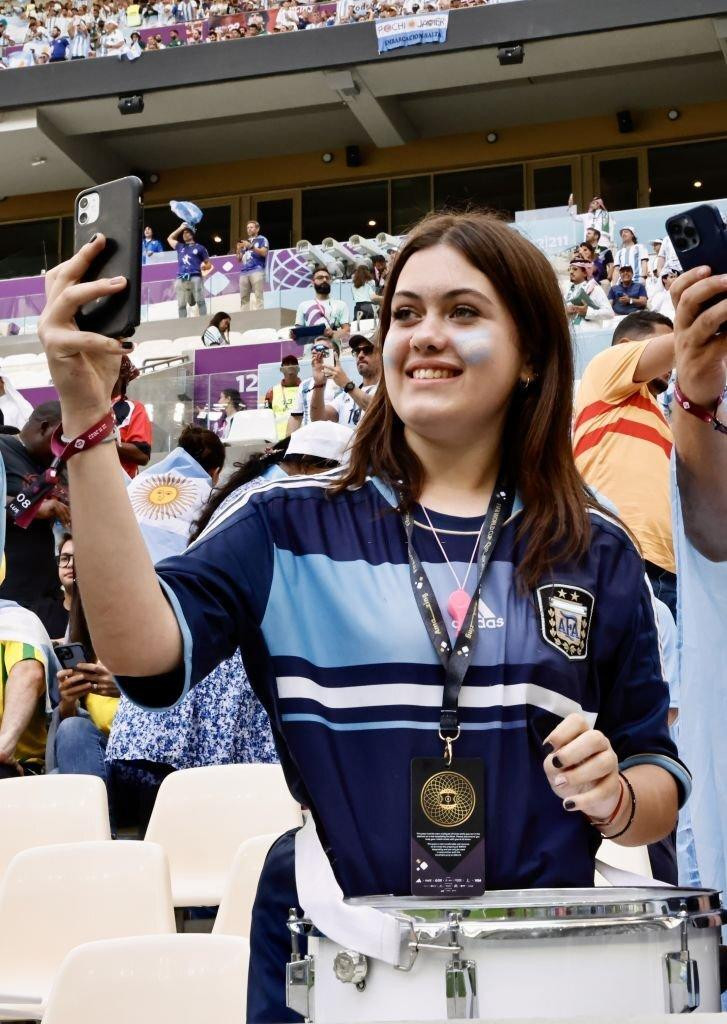 Nữ CĐV chụp ảnh selfie trên khán đài.