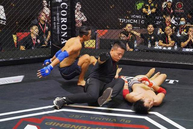 Lê Văn Thế Anh (trái) đã có chiến thắng trước Bùi Hữu Võ.