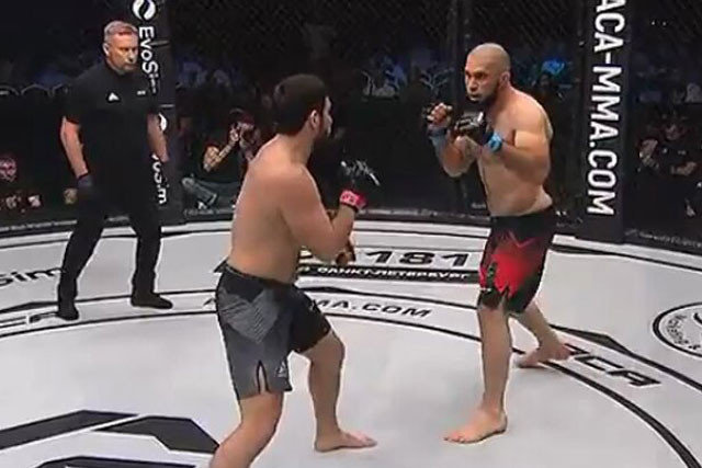Islam Omarov (trái) đã có chiến thắng knock-out trước Kurban Taygibov.
